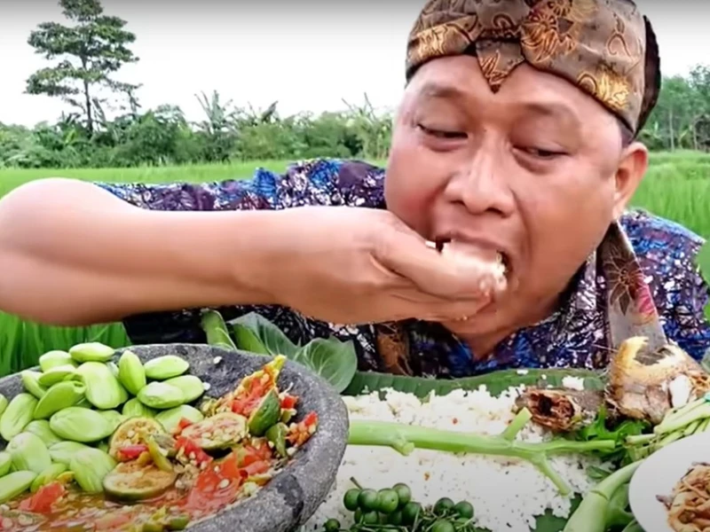 Hukum Nonton Konten Mukbang di Medsos atau TV saat Puasa
