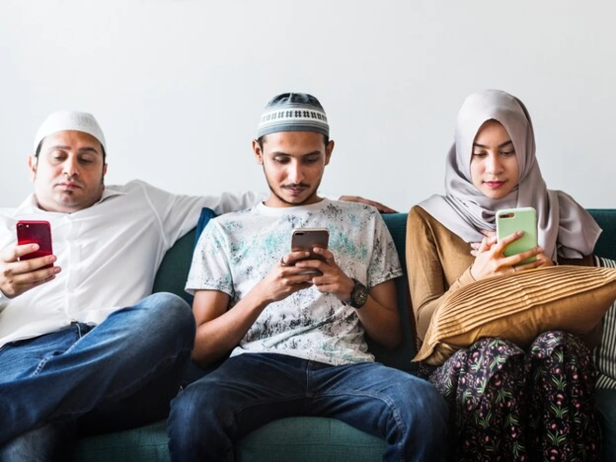 Khutbah Jumat: Ayat Qur’an dan Hadits Pedoman Bermedia Sosial