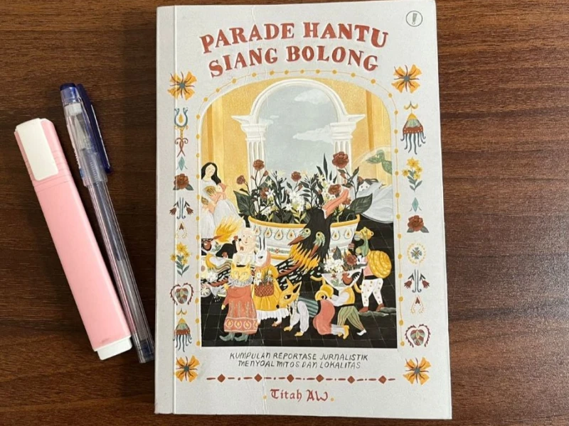 Buku Parade Hantu Siang Bolong: Menyelami Mitos dan Lokalitas