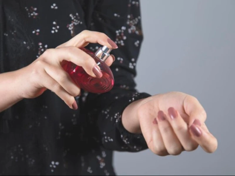Ini Hukum Pakai Parfum Alkohol Saat Sholat