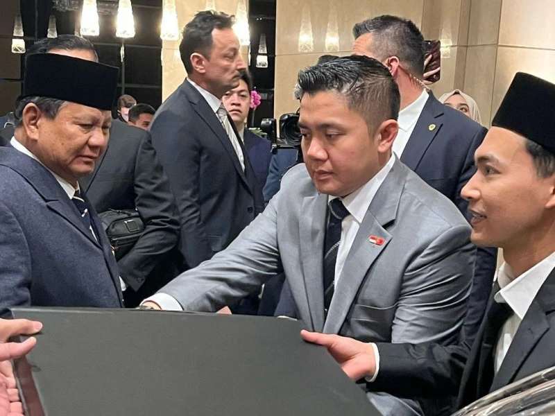 Sambut Kunjungan Presiden Prabowo di Ankara, PCINU Turki Serahkan Cenderamata Kaligrafi Karya Anak Bangsa