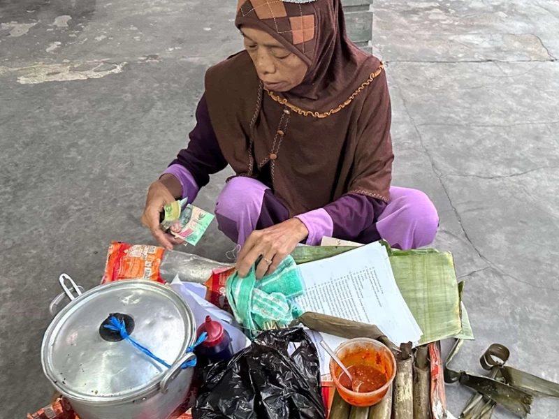 Saat Rasulullah Mencium Tangan Pekerja Kasar
