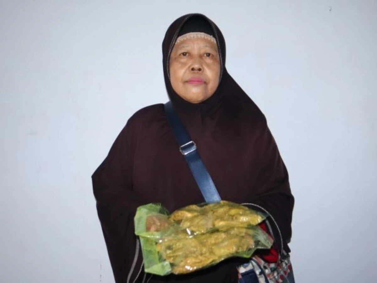 Banyak Jalan Menuju Makkah; Cerita-cerita Pedagang Kecil Berangkat Haji dari Usahanya