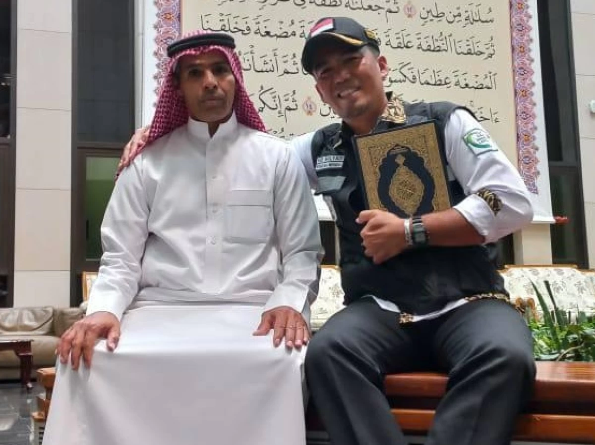 Saat Petugas Haji ini Dapat 'Hadiah' Spesial dari Petinggi Percetakan Al-Qur'an King Fahd