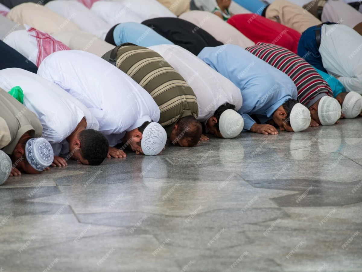 Sikap Makmum saat Imam Lupa Tambah Rakaat Shalat