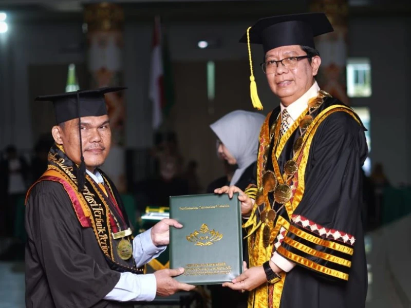 Cerita Supron Ridisno, Difabel dengan Keterbatasan Penglihatan Peraih Disertasi Terbaik UIN Lampung