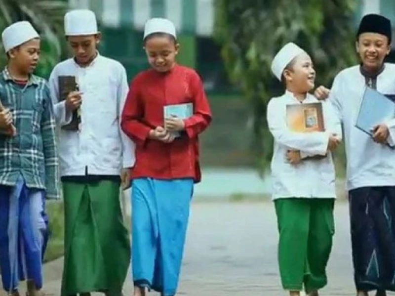 Memondokkan Anak di Usia Kecil, Boleh atau Tidak?