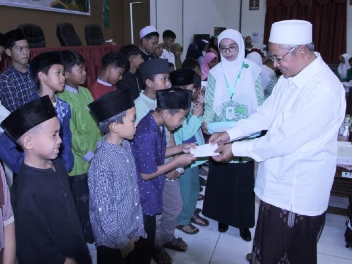 Bukber Fatayat NU Banyumanik Bagikan Santunan hingga Bingkisan Lebaran