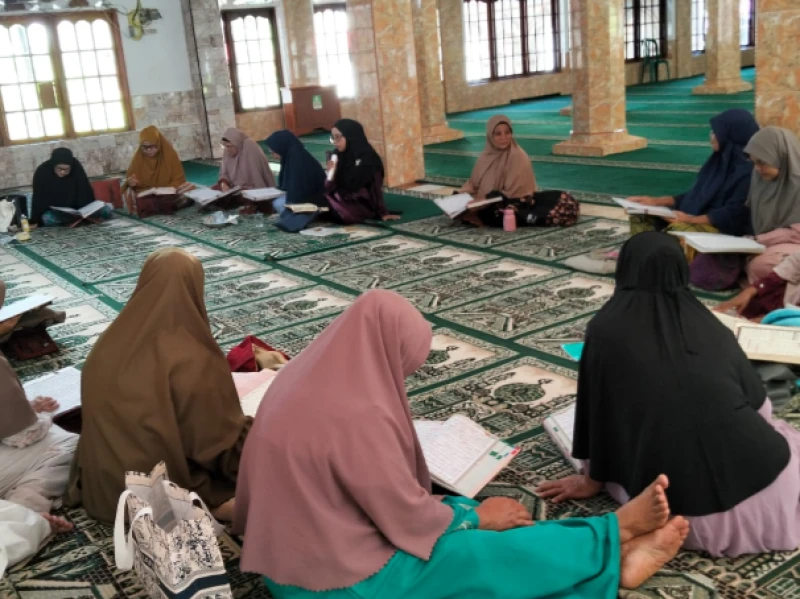 Modul Ngaji 'Sepuh Sepuh' Ala Yunita Menjadikannya Penyuluh Agama Terbaik Nasional 2025