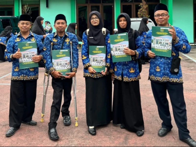 Jangan Kasihani Kami: Kisah Budiyono, Pegawai KUA Grabag Meretas Batas Disabilitas