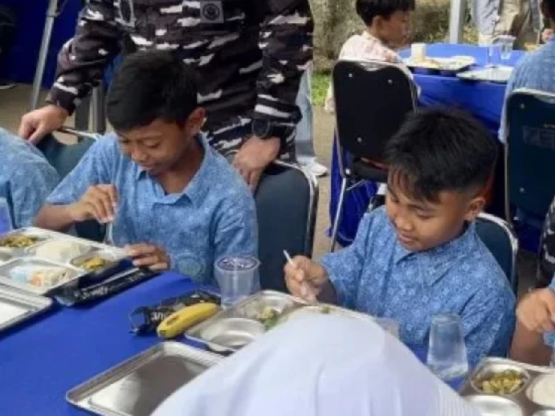 Ratusan Porsi MBG di Bangkalan Bau Busuk dan Ada Belatungnya