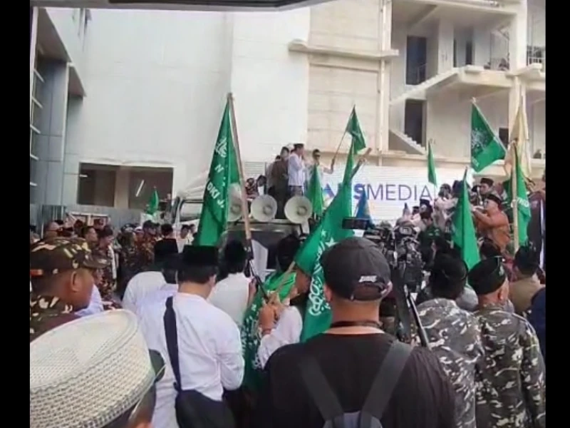 Ribuan Warga NU dan Alumni Pondok Pesantren se-Jabodetabek Meluruk Kantor Trans7