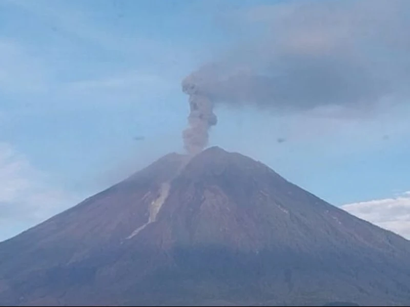 Tutup Tahun 2025 Semeru di Level Siaga, Hari Ini Erupsi Tiga Kali