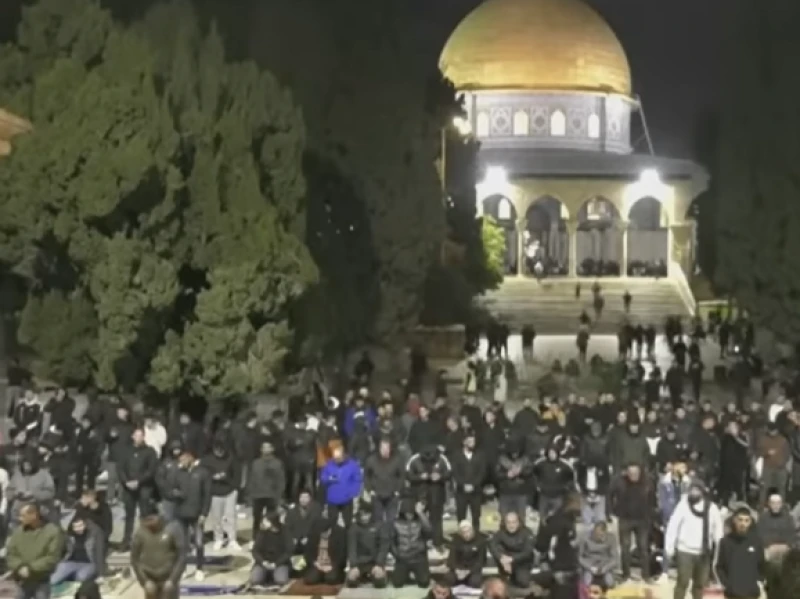 Buka Puasa di Tengah Reruntuhan, Warga Gaza Memberi Contoh Kekuatan Iman Mereka