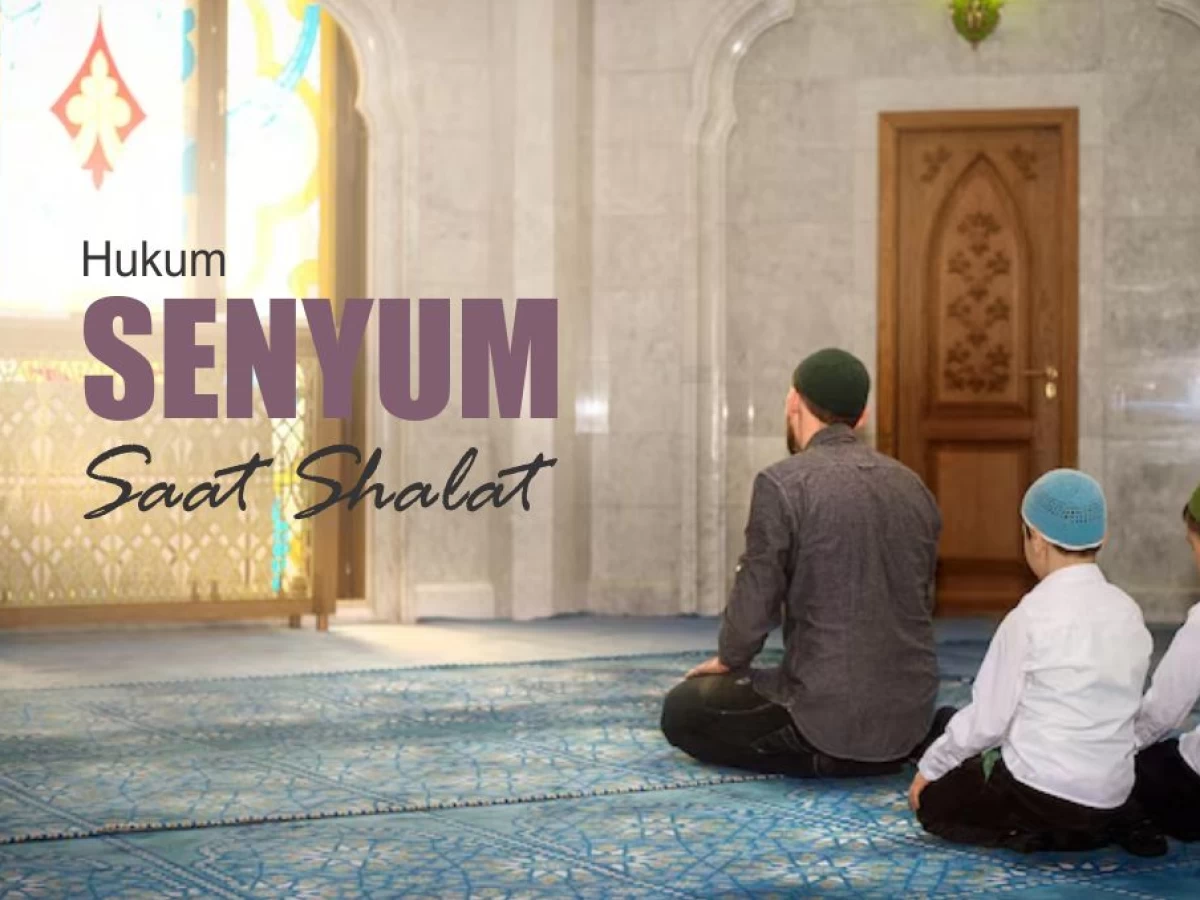 Bagaimana Hukum Tersenyum Saat Sholat?