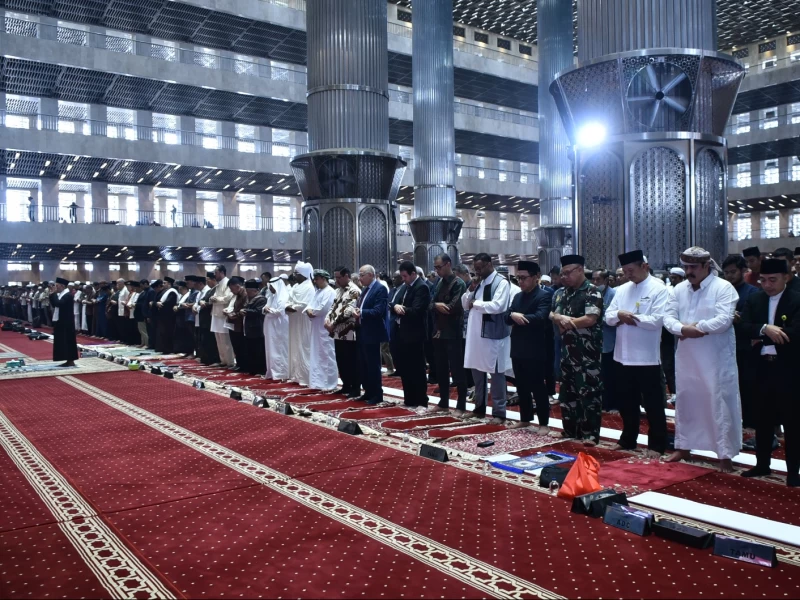Bolehkah Menggeser Jamaah Lain saat akan Sholat Jumat