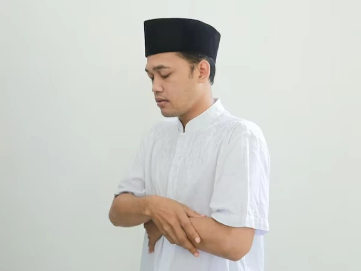 Hukum Sholat Sambil Mengkhayal & Tips Bisa Khusyuk