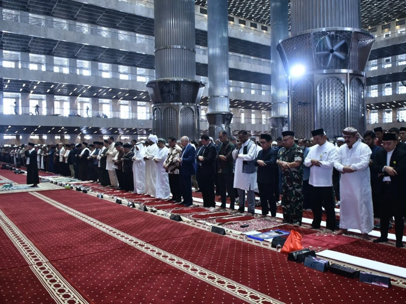 Keutamaan Membaca Surat Al-Ikhlas dan Muawwidzatain saat Witir