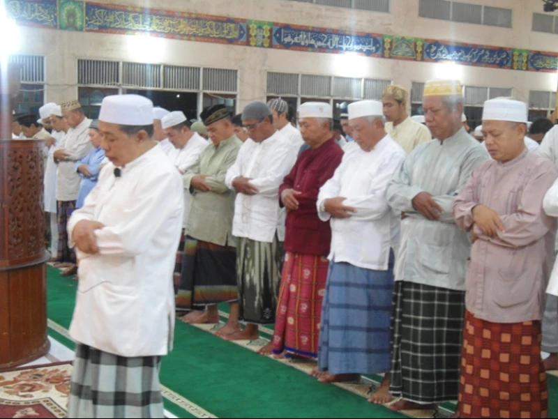 Memejamkan Mata saat Sholat? Ini Hukumnya