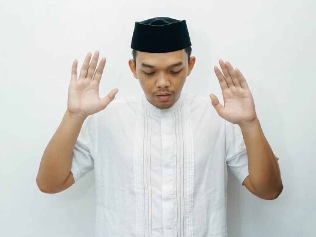 Hukum Mengeraskan Bacaan saat Sholat Dzuhur