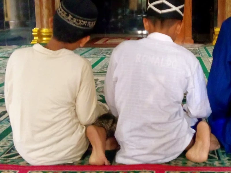 Demi Dapat Nasi Kotak Jumat Berkah, Sahkah Hanya Sekali Salam saat Sholat?