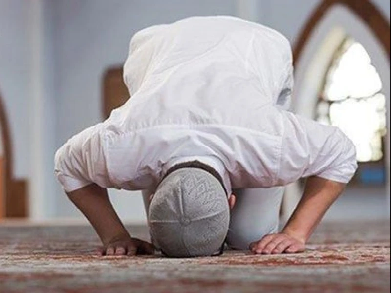 Hukum Sholat Saat Azan Masih Berkumandang