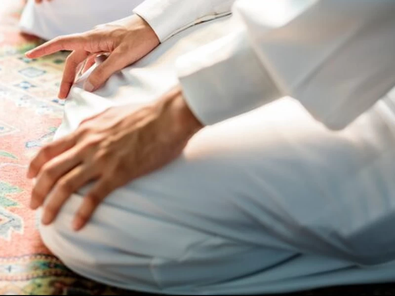 Suami Belum Pandai Sholat, Bolehkah Makmum pada Istrinya?