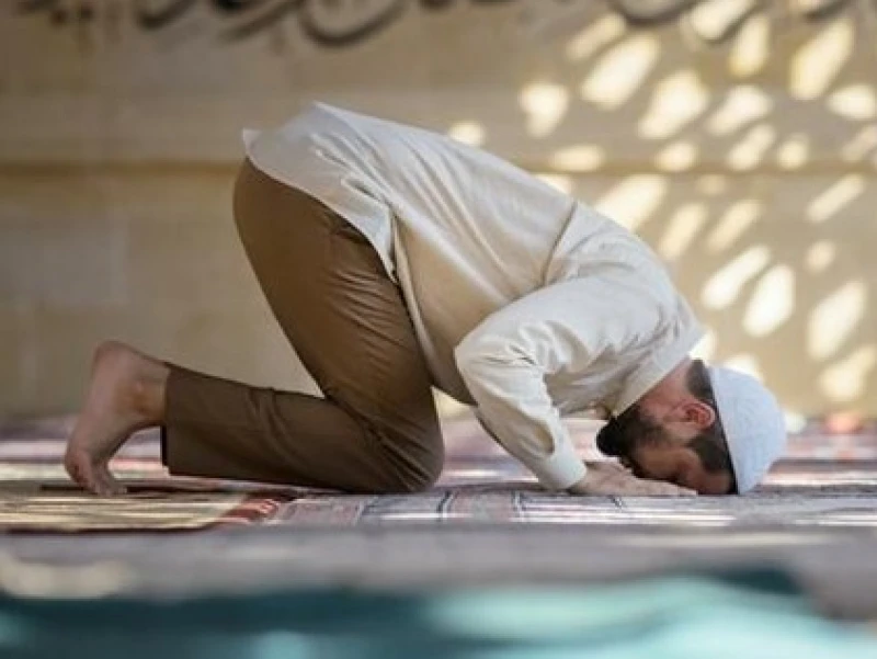 10 Ayat tentang Sholat, Pesan Al-Qur’an yang Penting Dicatat