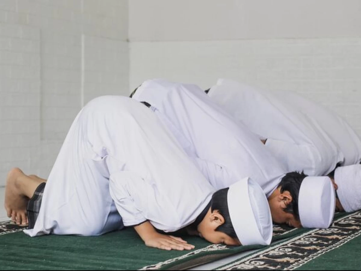 Saat Sujud Terbuka Aurat, Batalkah Shalatnya?