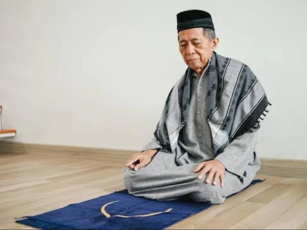 Kopiah atau Serban Jatuh saat Sholat, Harus Bagaimana?
