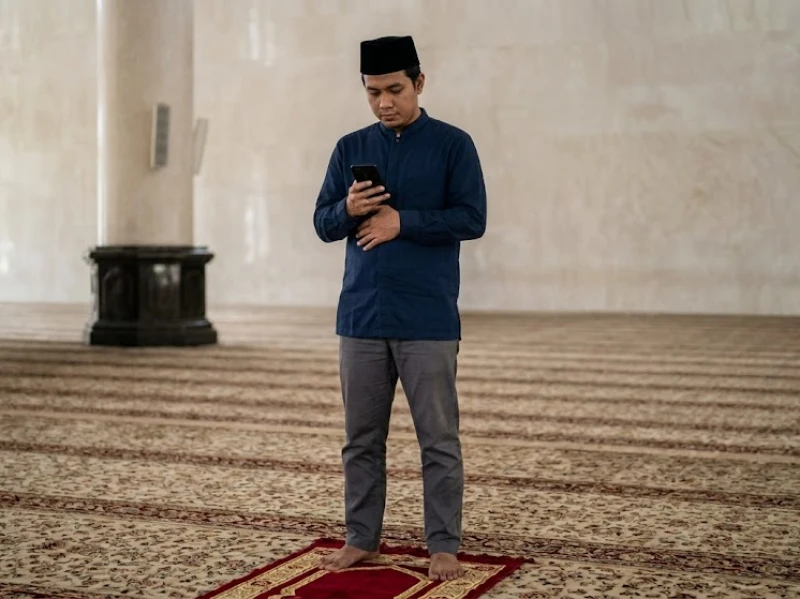 Hukum Sholat Sambil Membaca Al-Qur'an melalui HP