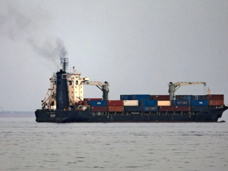Kapal Tanker Minyak Terbakar Usai Menabrak Ranjau di Selat Hormuz