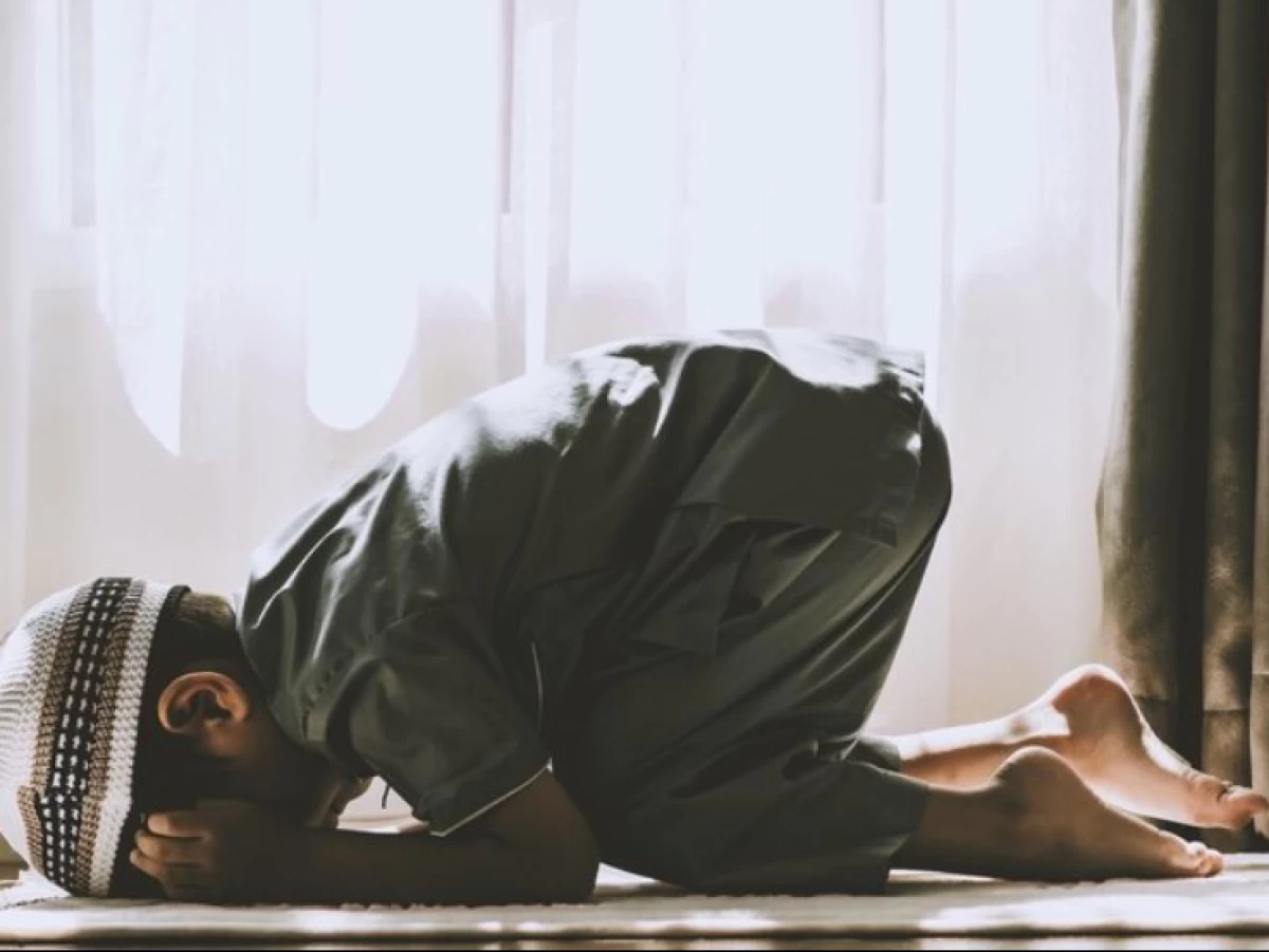 Telapak Jari Kaki Tak Menempel di Lantai saat Sujud, Sahkah?
