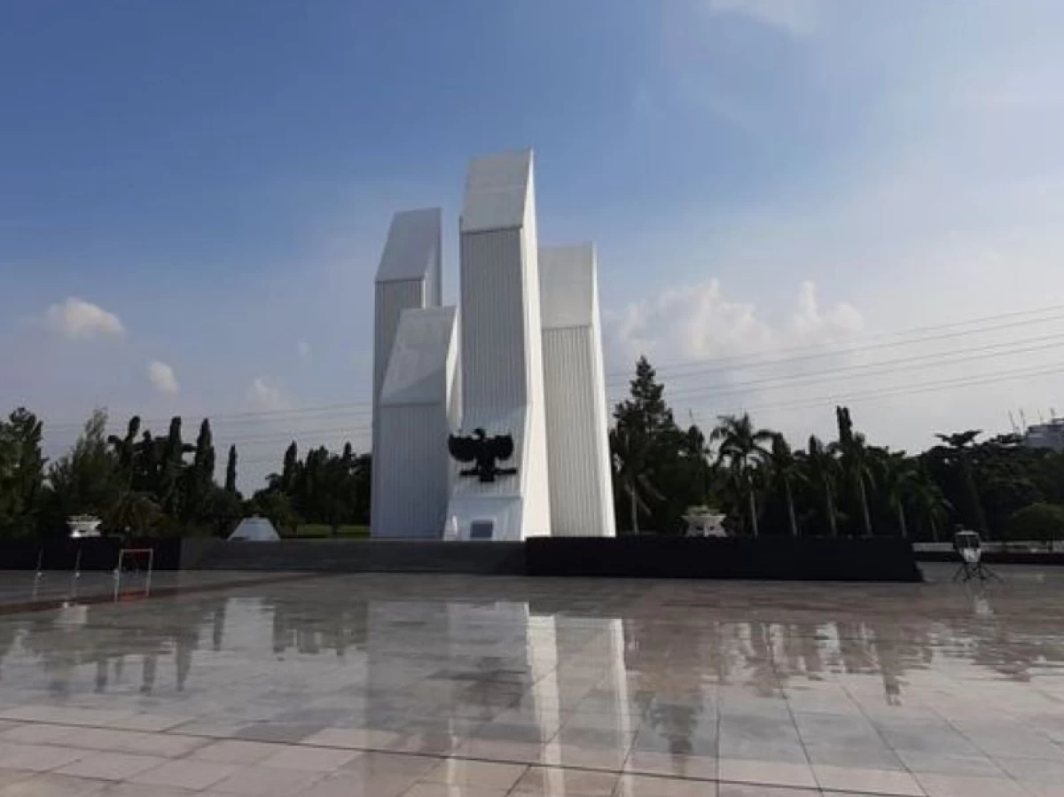 Pahlawan: Makam dan Puisi