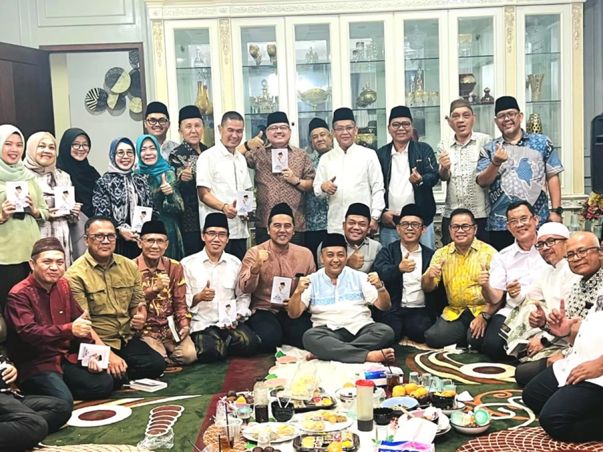 Prof. Mohammad ‘Rektor’ Mukri Luncurkan Buku The Smiling Professor