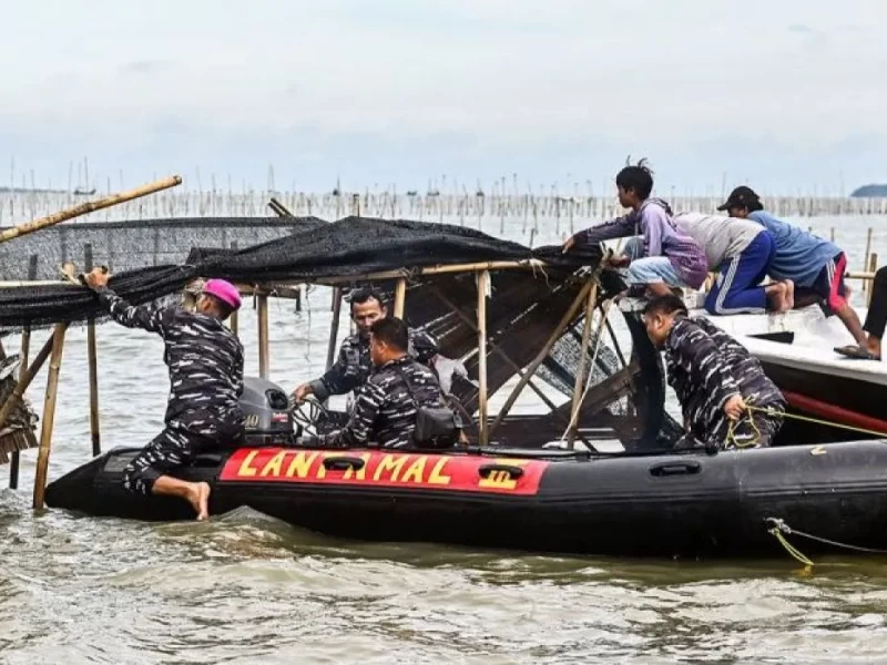 Pagar Laut di Tangerang Dibongkar TNI AL Bersama Warga