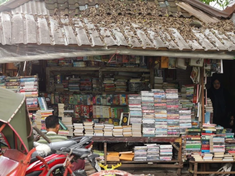 Toko Buku: Semoga Panjang Umur