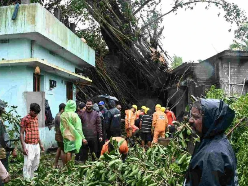 Topan Arnab Hantam Pesisir Tenggara India, Tiga Orang Tewas