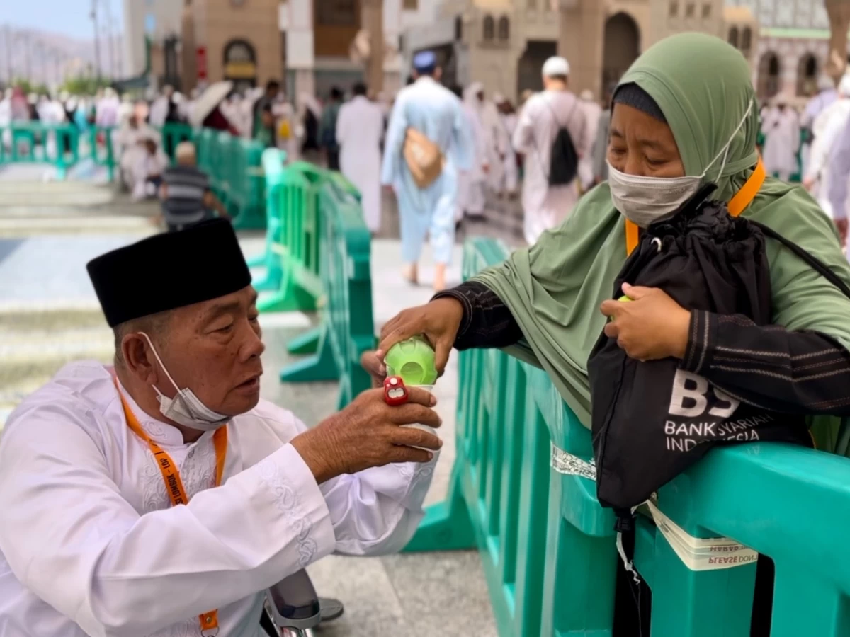 Kisah Romantis Jemaah Haji Menemani Suami Lansia dan Disabilitas saat Ibadah di Tanah Suci