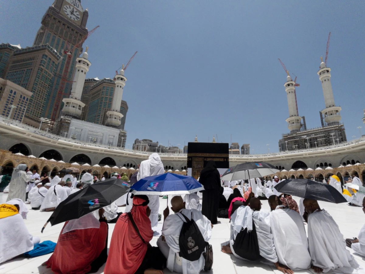 Berduyun Mengalir Calon Jemaah Haji Menyaksikan Matahari Tepat di Atas Ka’bah