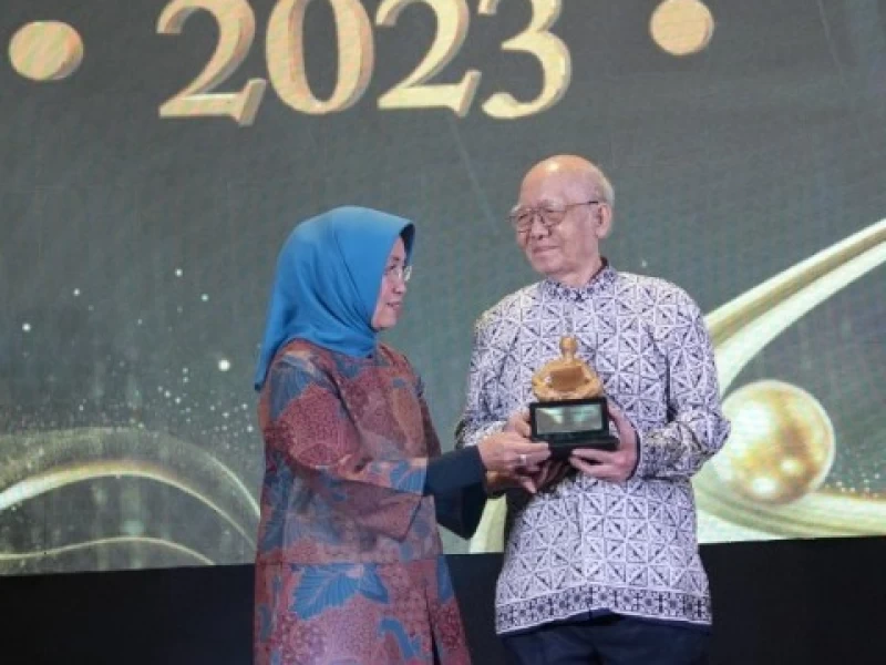 Profil Atmakusumah Astraatmadja Ketua Dewan Pers Pertama