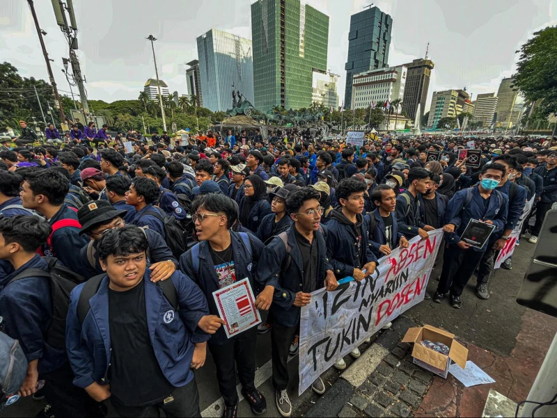 Asap Hitam itu Nyata, Bung! Di Jalanan juga Algoritma Tagar Gerakan Sipil