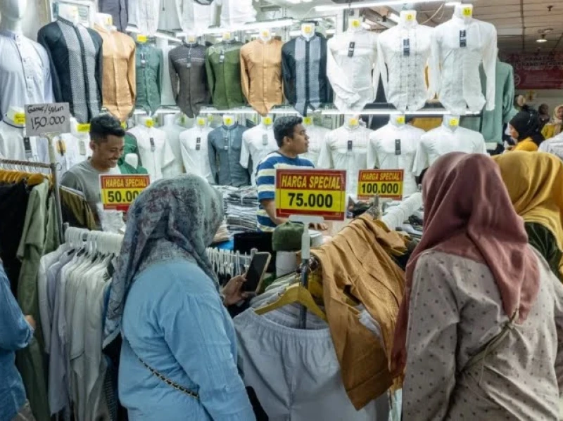 Geliat Pasar Tanah Abang Jelang Idul Fitri: Tren Busana Muslim 2025 hingga Perubahan Pola Belanja