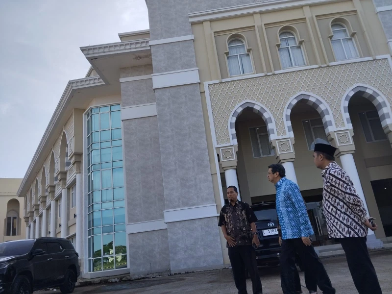 Irjen Kemenag Faisal Ali Hasyim Tinjau Kesiapan Asrama Haji Indramayu