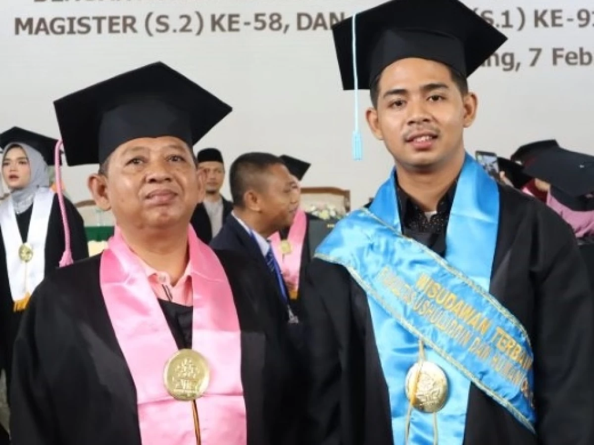 Momen Ayah dan Anak Wisuda Bersama di UIN Walisongo Semarang