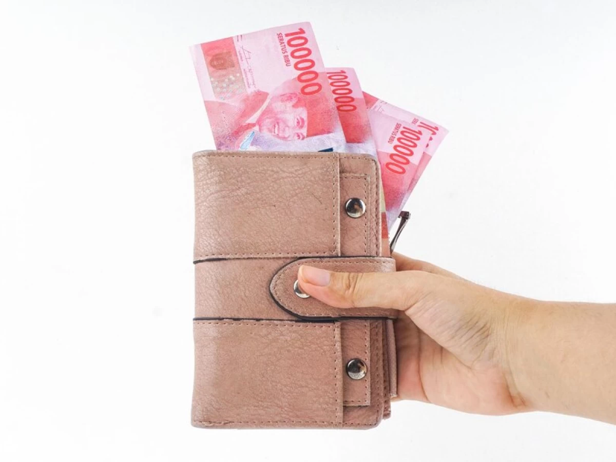 Bolehkah Istri Mengambil Uang di Dompet Suami?