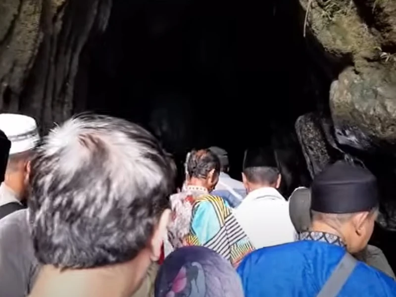 Viral, Gua Safarwadi Tembus ke Makkah? Ini Hukum Ziarahi Petilasan Wali