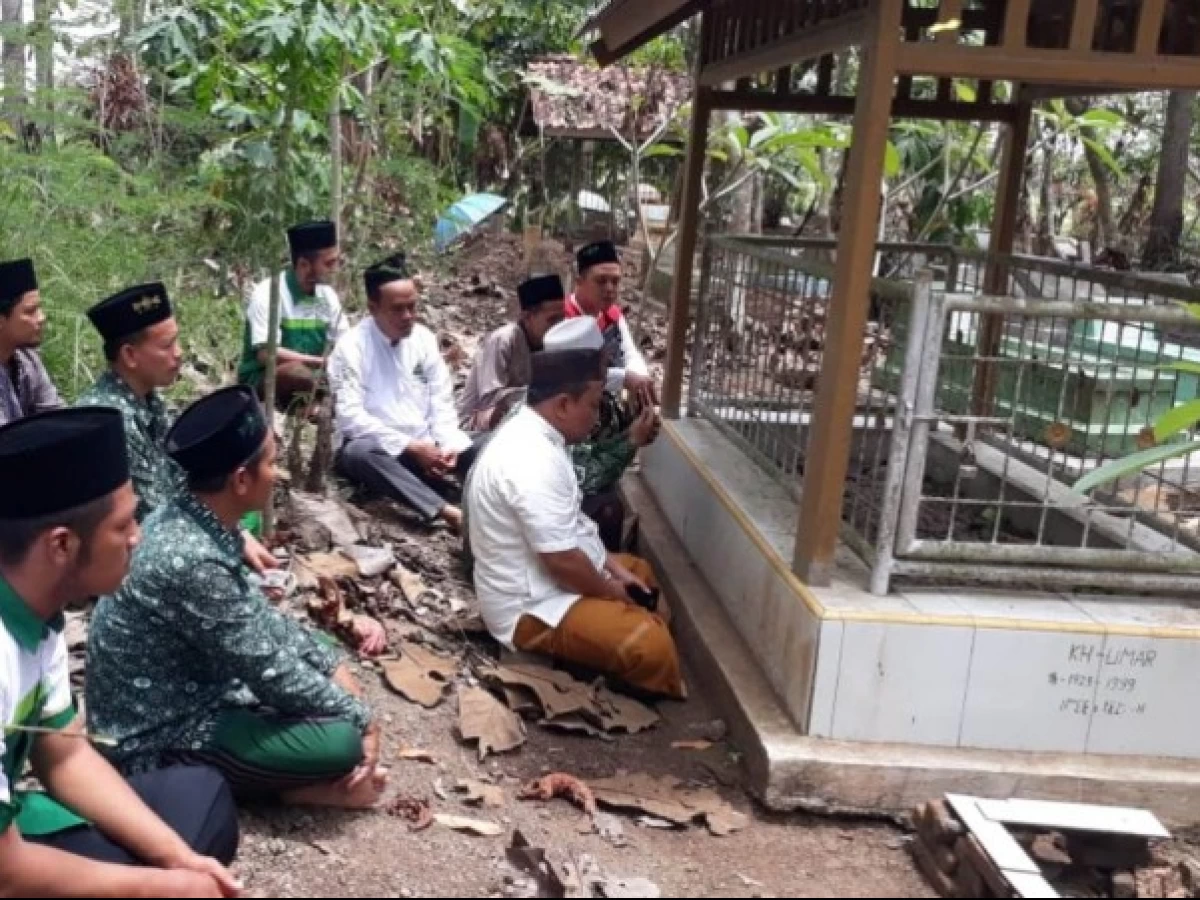 Keutamaan Ziarah dan Membaca Surat Yasin di Makam Orang Tua